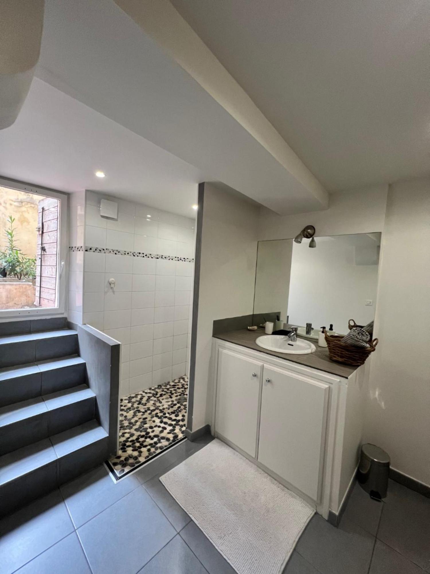 T2 Avec Cour Privee Au Coeur Du Panier- Vieux Port Apartamento Marselha